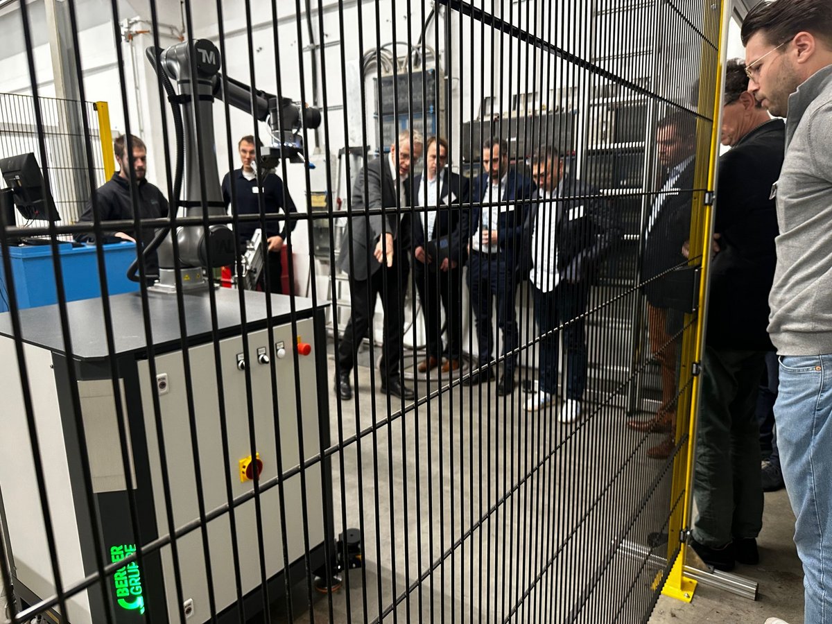 Dr. Andreas Groß (GF Berger-Gruppe) zeigt Innovationen in der Fertigungstechnik live - hier der Berger-Cube.